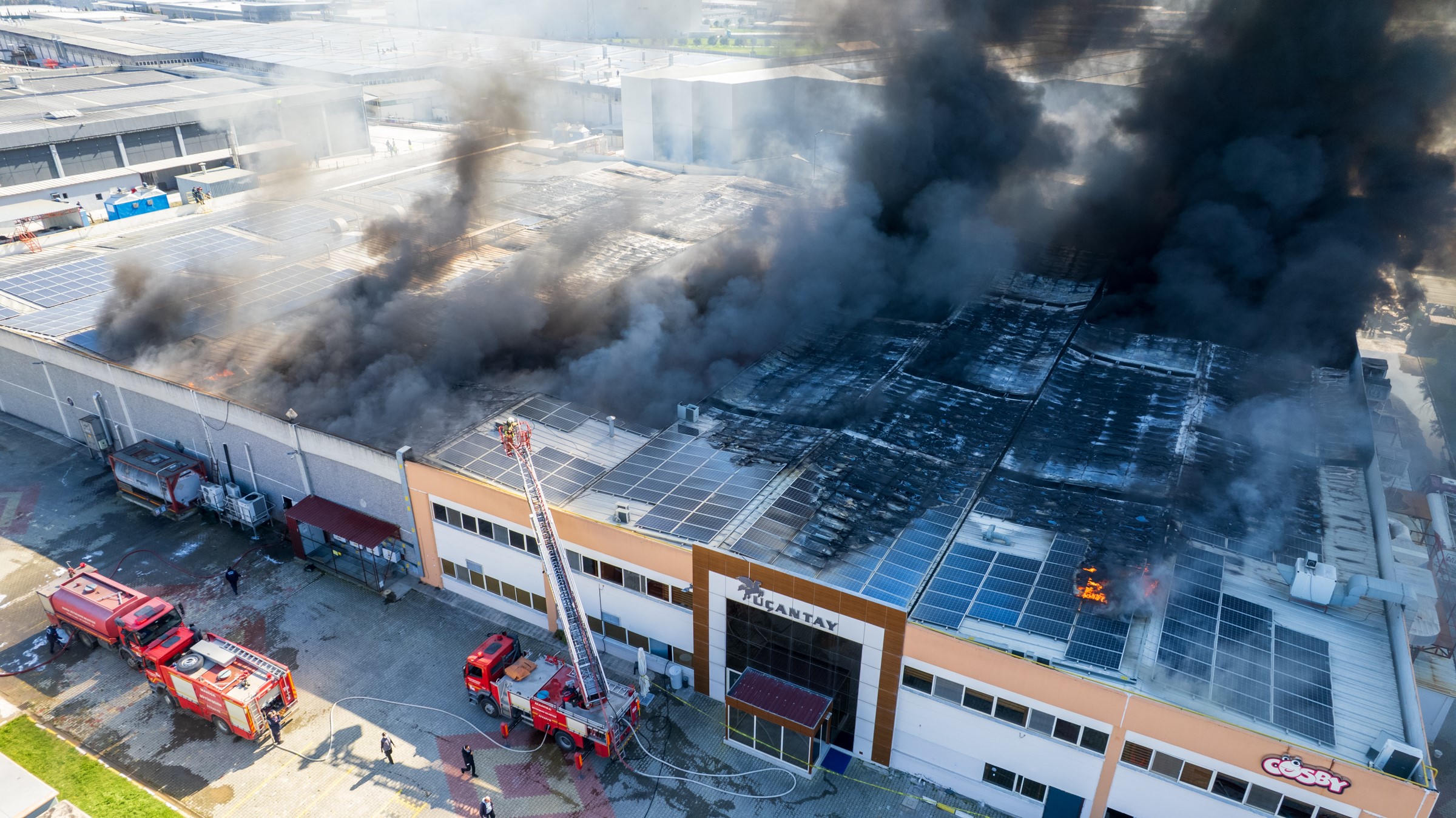Yangın, Akhisar Organize Sanayi Bölgesi'ndeki Cosby Şekerleme Fabrikası'nda Henüz Belirlenemeyen Nedenle Çıktı. Kısa Sürede Büyüyen Alevler Fabrikanın Çatı Bölümünü Sardı. (4)