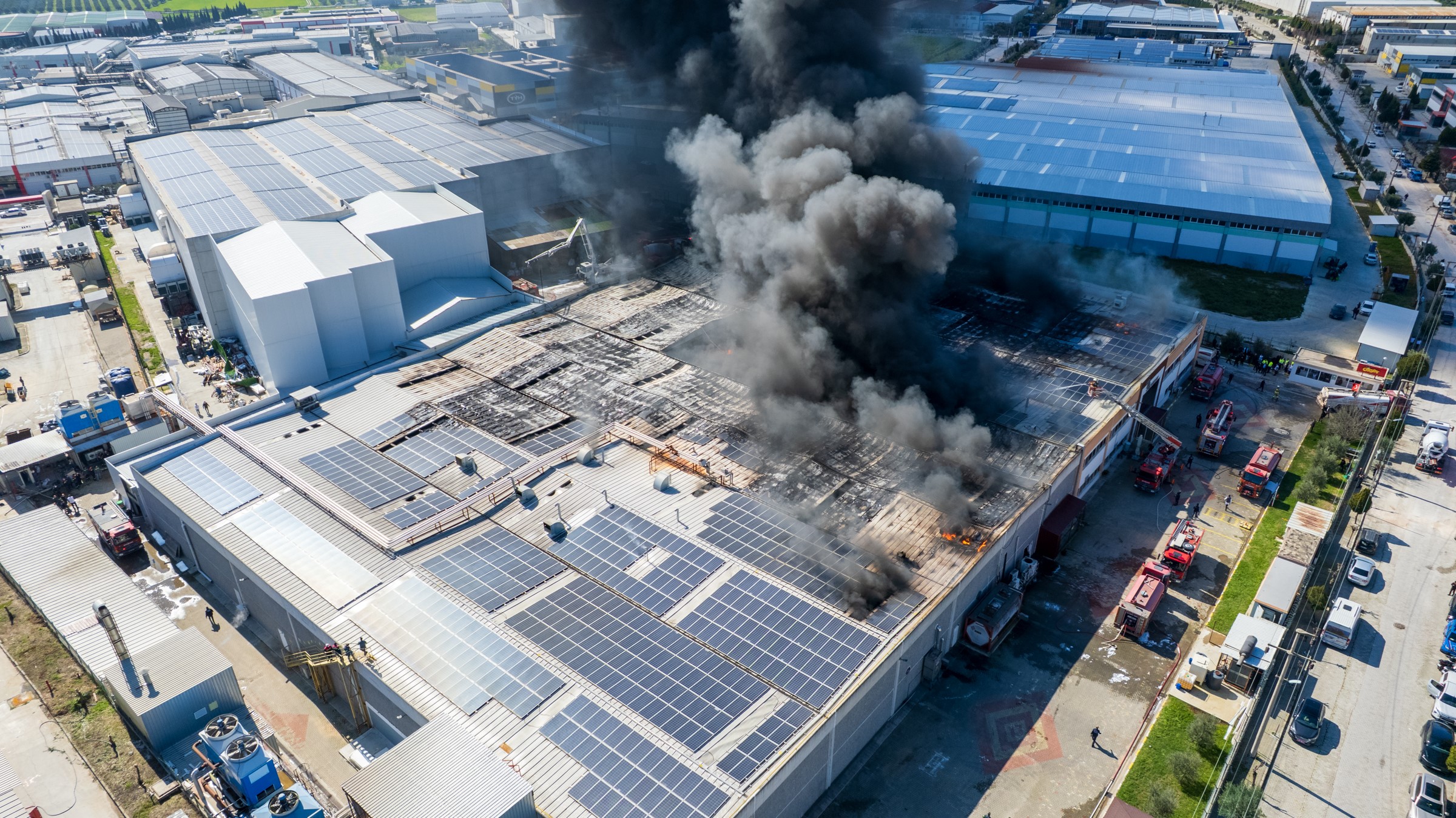 Yangın, Akhisar Organize Sanayi Bölgesi'ndeki Cosby Şekerleme Fabrikası'nda Henüz Belirlenemeyen Nedenle Çıktı. Kısa Sürede Büyüyen Alevler Fabrikanın Çatı Bölümünü Sardı. (5)