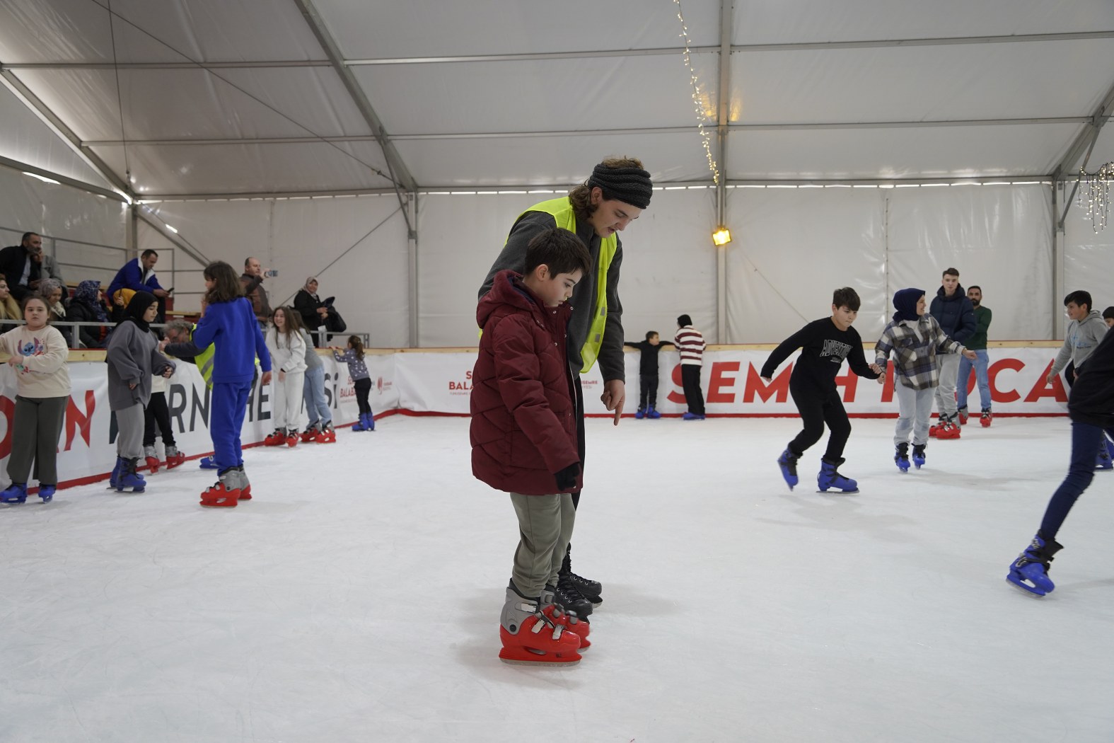 Yunusemre Belediyesinden Çocuklara Ücretsiz Buz Pateni Kursu! (2)-1