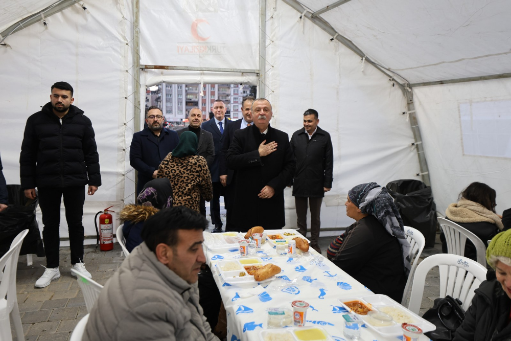 Yunusemre'de Yüzlerce Vatandaş Iftar Sofrasında Buluştu! (1)