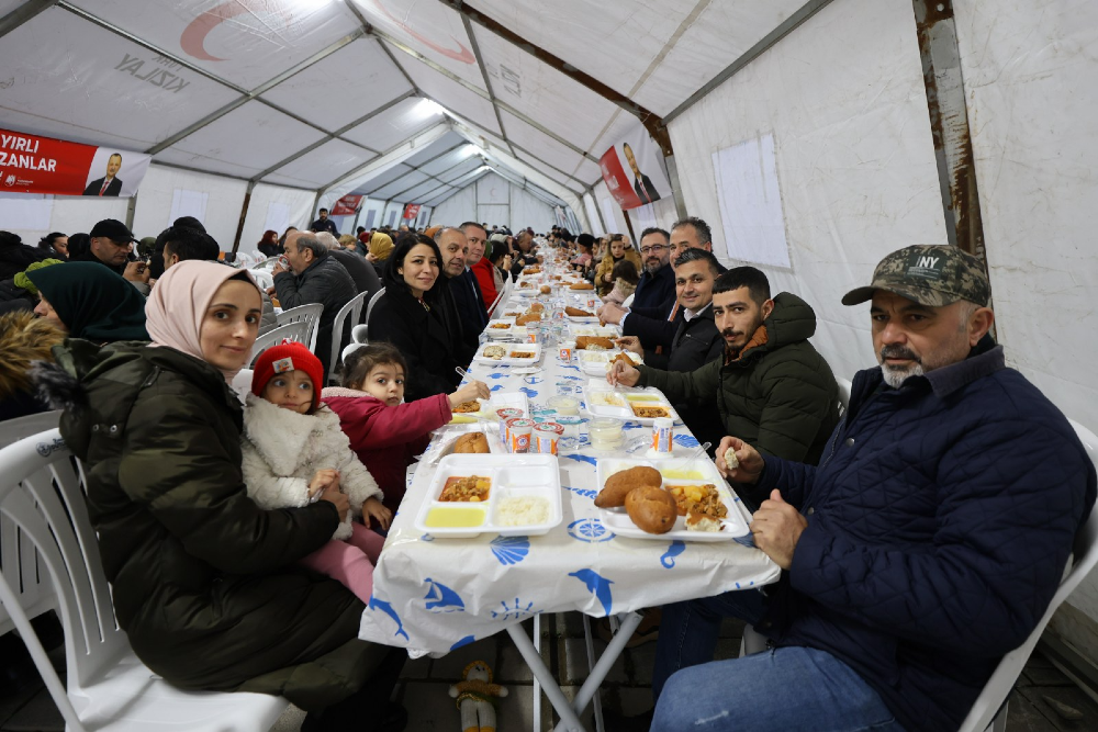Yunusemre'de Yüzlerce Vatandaş Iftar Sofrasında Buluştu! (2)
