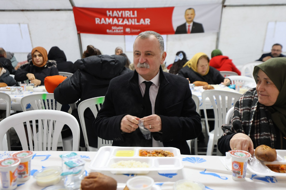 Yunusemre'de Yüzlerce Vatandaş Iftar Sofrasında Buluştu! (3)