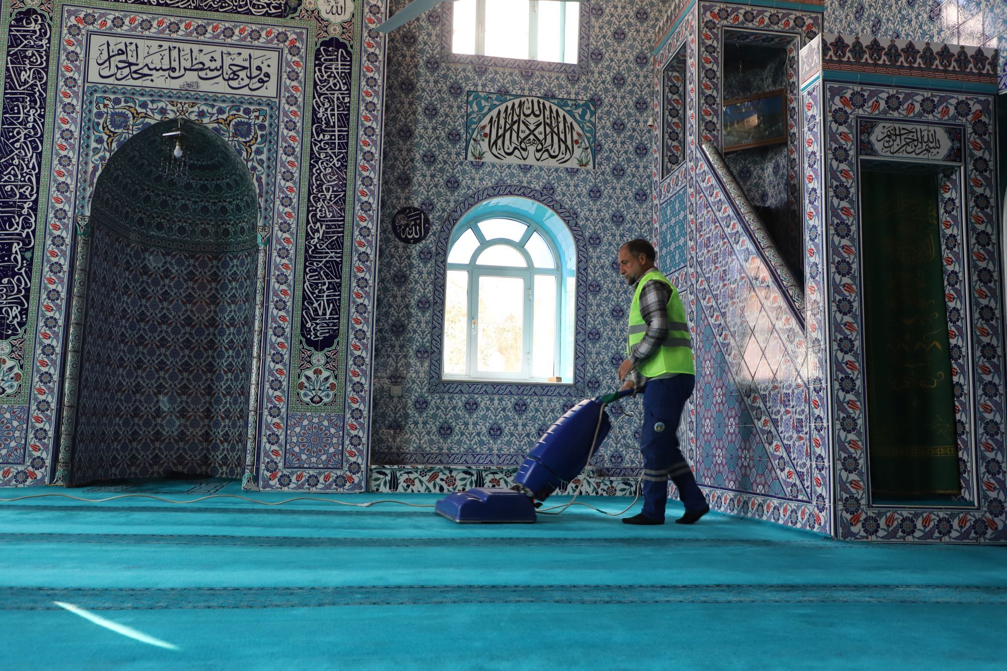 Turgutlu Belediyesi'nden Camilere Bayram Temizliği