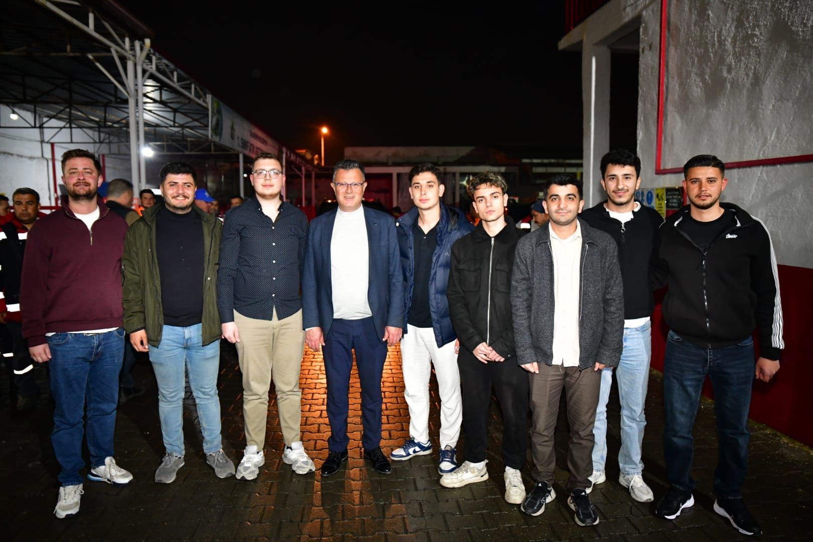 CHP'li gençler temizlik personeliyle iftarda bir araya geldi-2