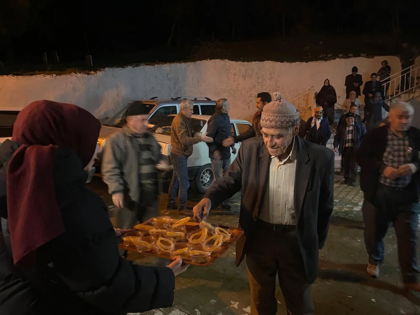 Belediye başkanı teravih sonrası vatandaşlar ile buluştu-.2.1.1