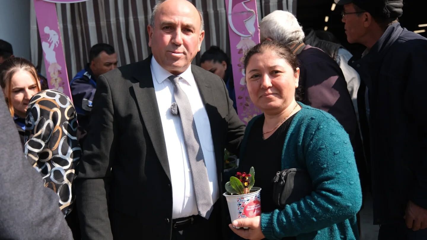 Sarıgöllü kadınlara çiçek jesti-.3.2.1.