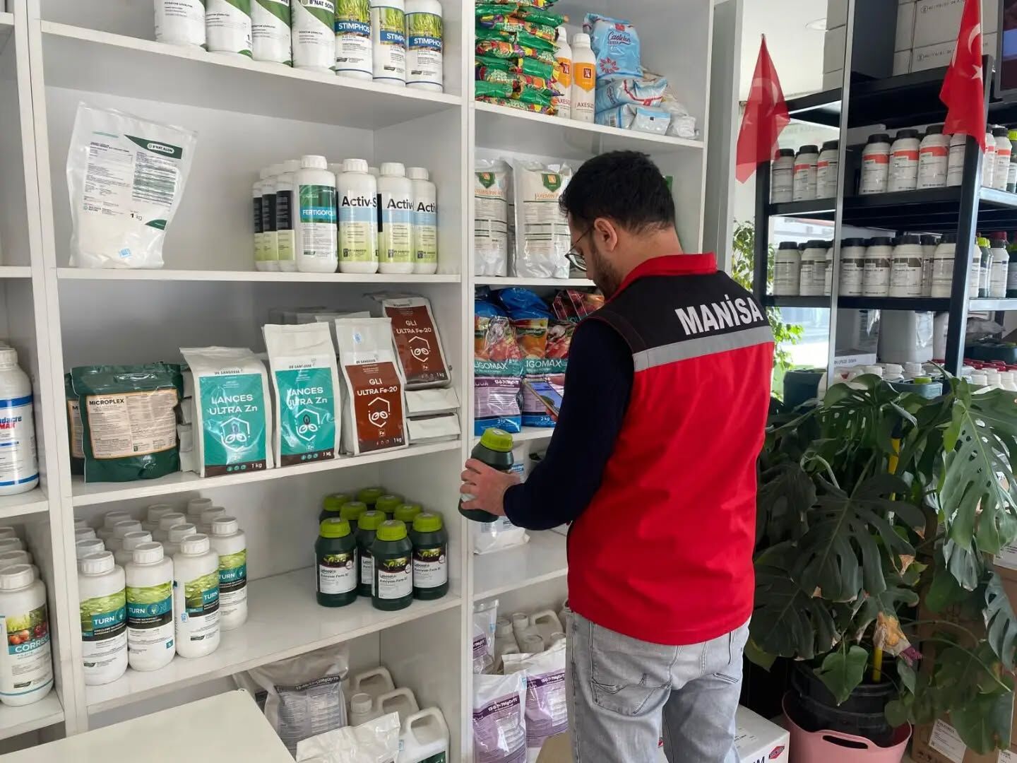 Sarıgöl'de zirai ilaç ve gübre bayileri denetlendi-.1.1