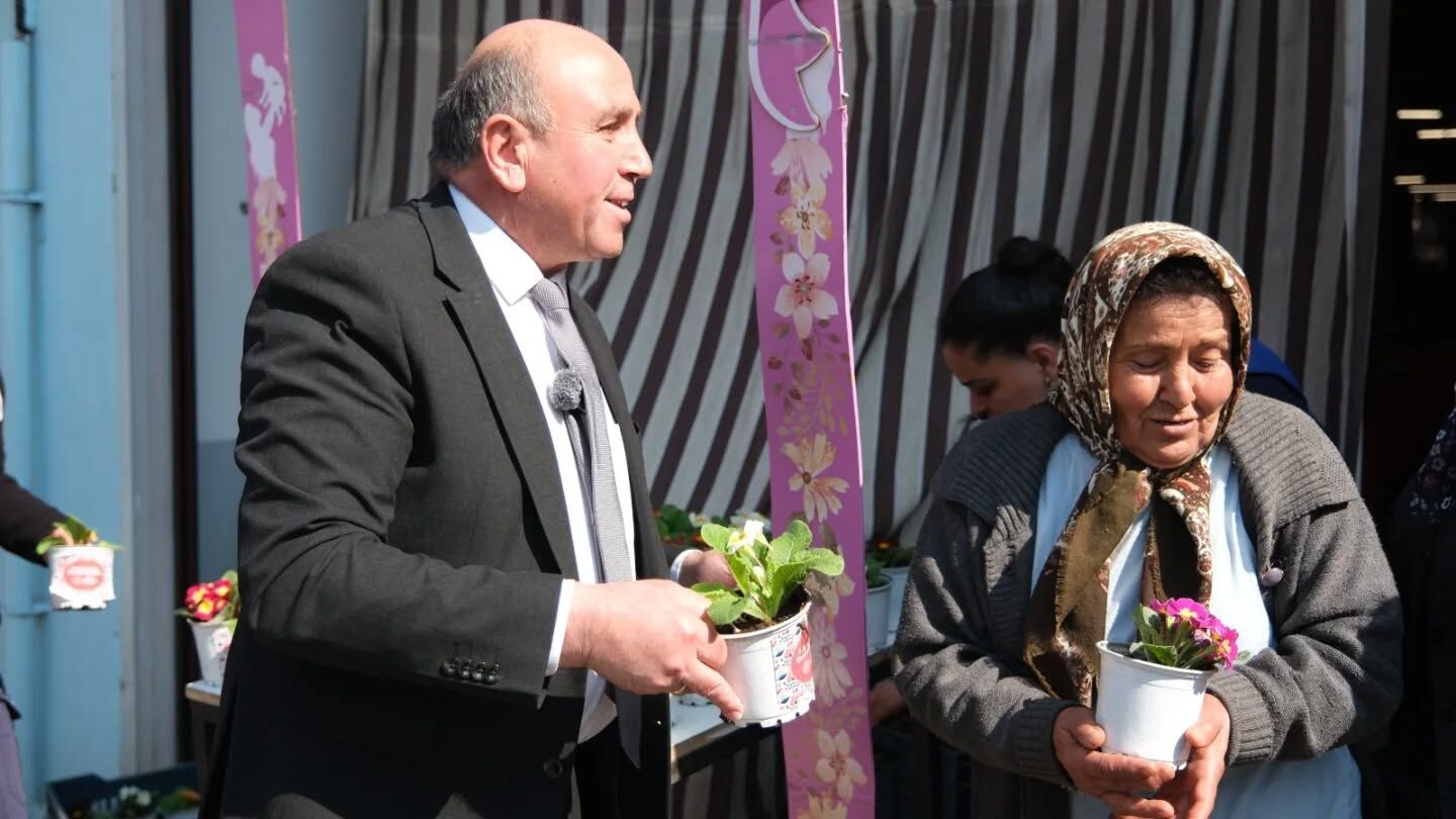 Sarıgöllü kadınlara çiçek jesti-.1.