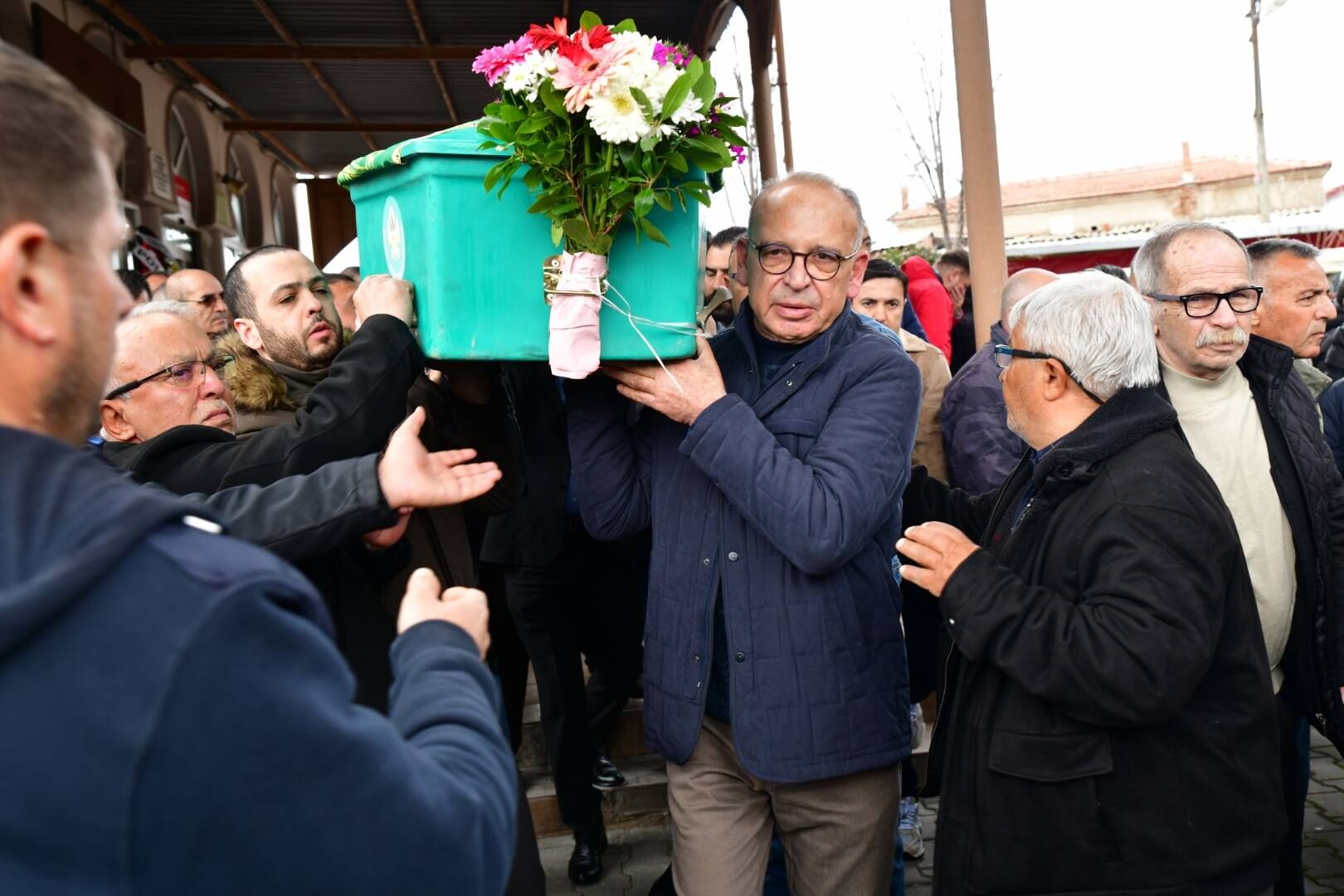 Çetin Akın'ın kayınpederi son yolculuğuna uğurlandı-.1.