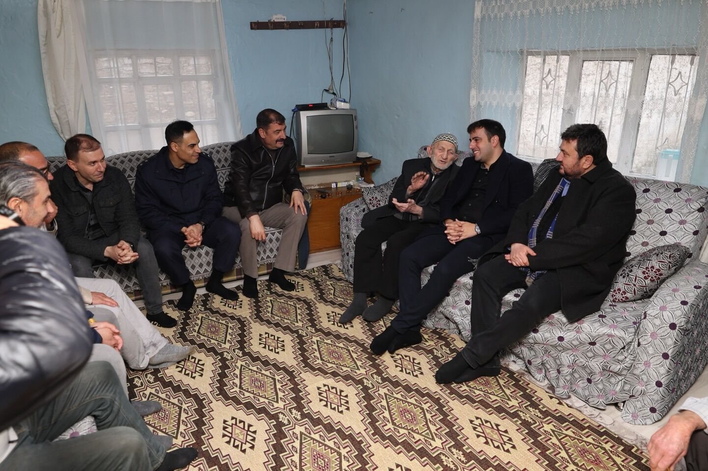 Kula'nın asırlık çınarına anlamlı ziyaret!