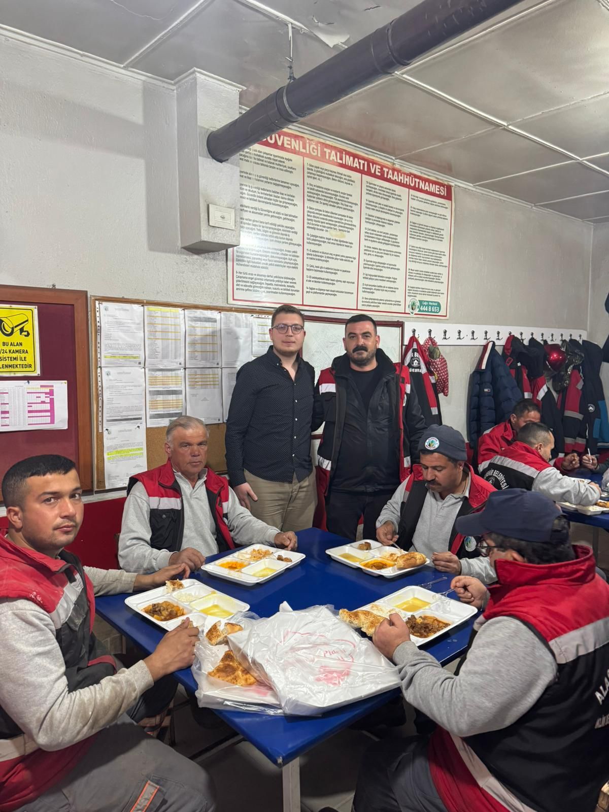 CHP'li gençler temizlik personeliyle iftarda bir araya geldi-1