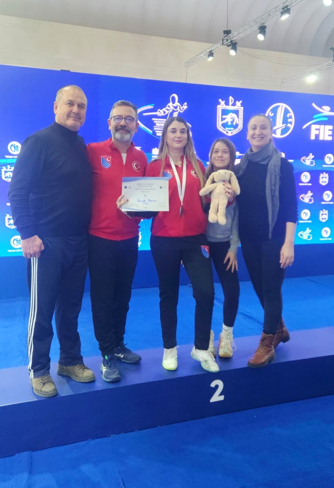 Manisalı milli eskrimci Berra Kürek Avrupa ikinciliğiyle gururlandırdı-.1.1