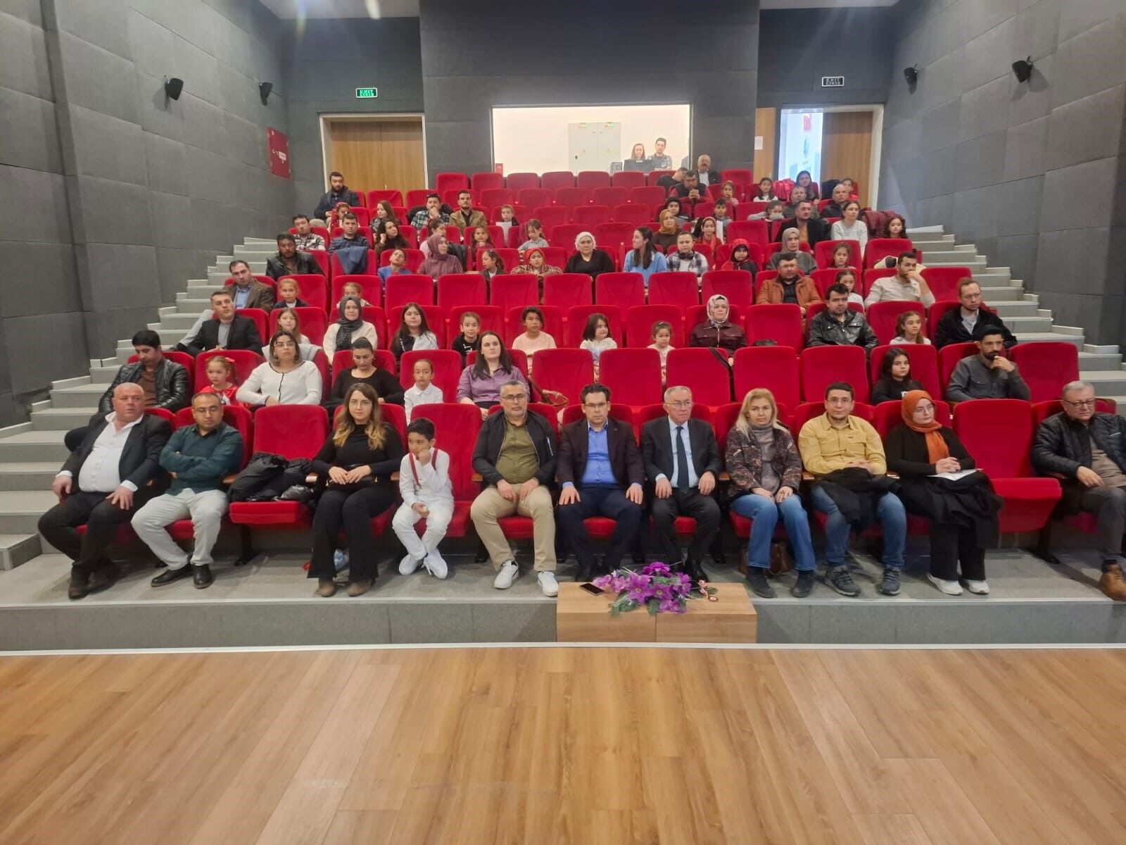 Sarıgöl'de öğrencilerden duygu dolu şiirler4.1.1.