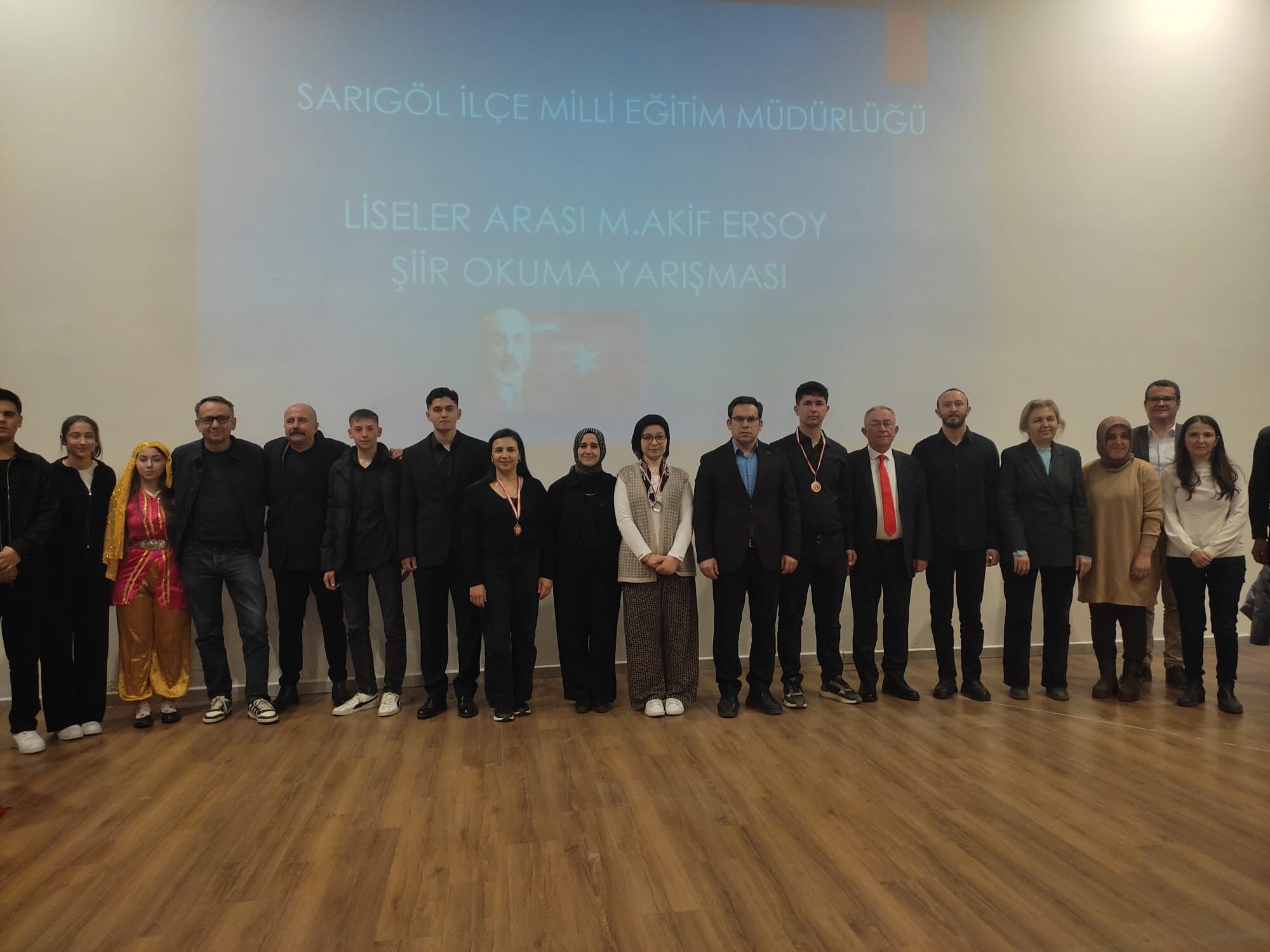 Sarıgöl'de öğrencilerden duygu dolu şiirler-.3.2.1