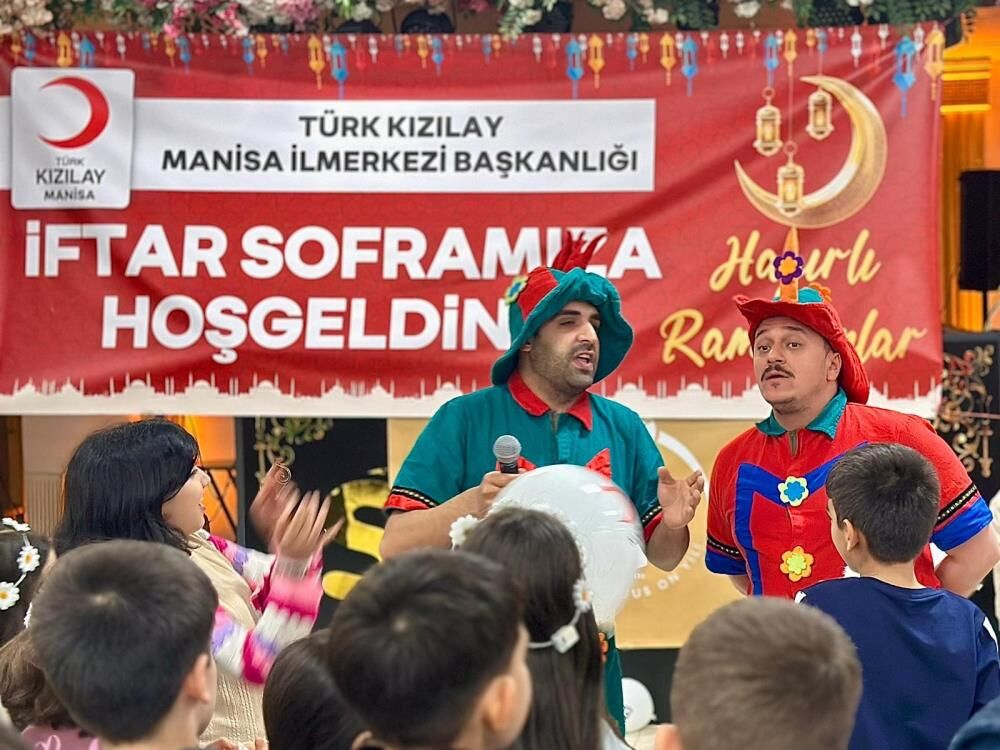 Manisa'da Yetim Çocuklar Için Özel Iftar!