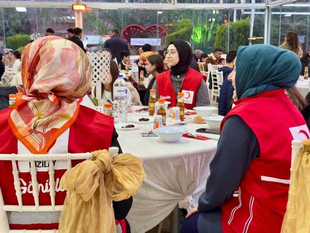 Manisa'da Yetim Çocuklar Için Özel Iftar!-1