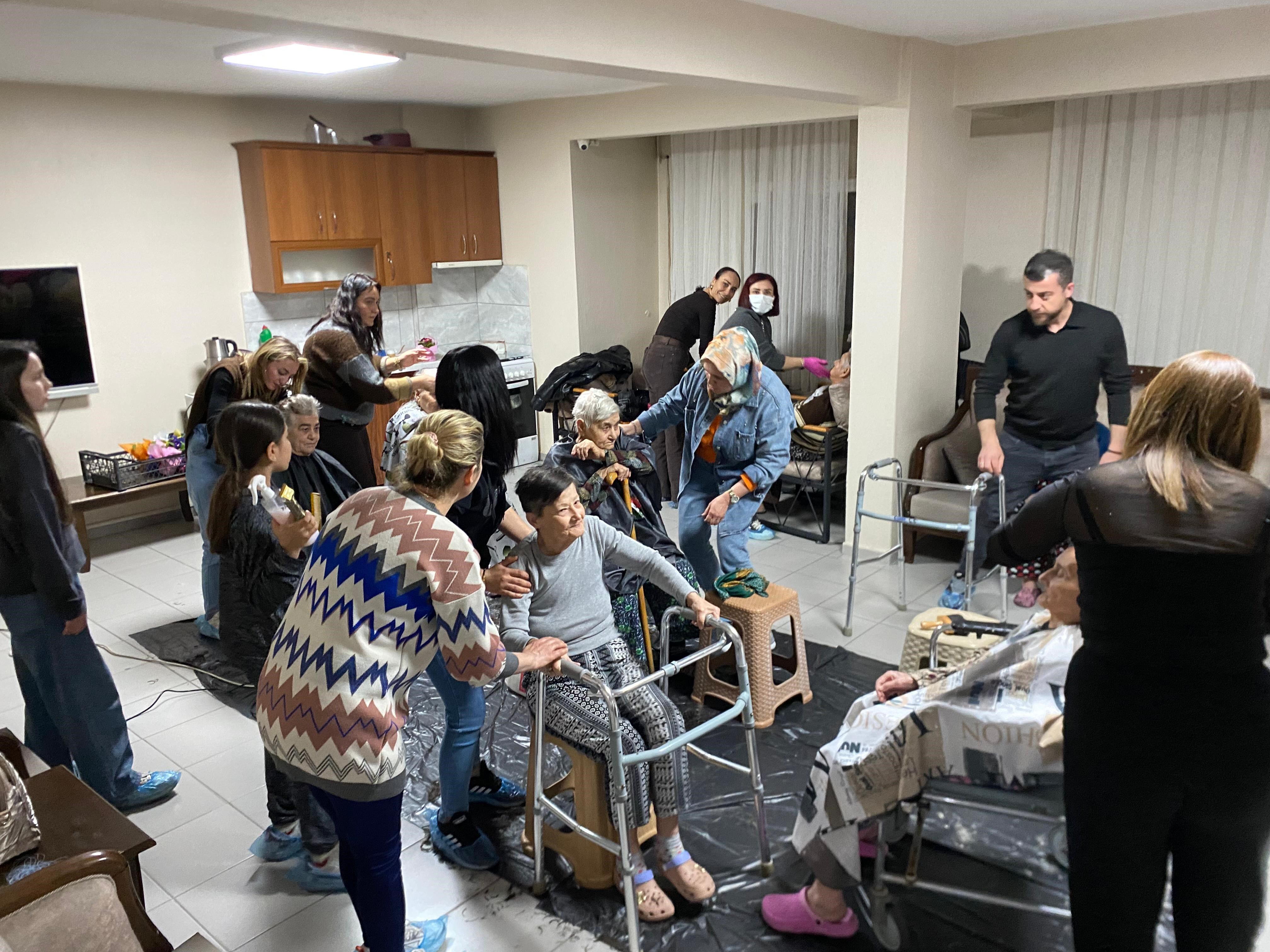 Turgutlu’da huzurevi sakinlerine gönüllü bakım hizmeti-.1.1