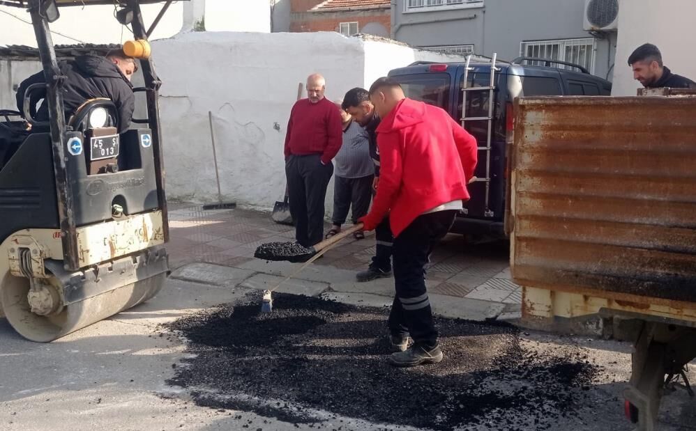 Şehzadeler'de bozulan yollar onarılıyor