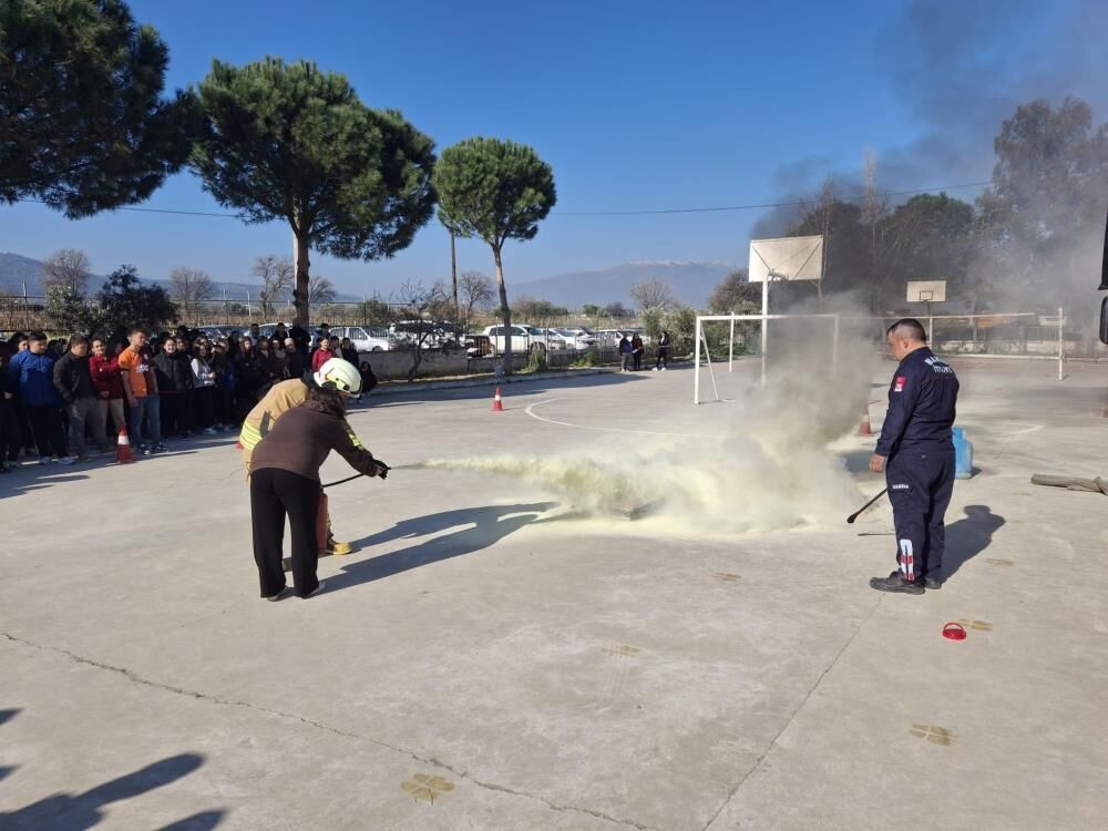Sarıgöl’de gerçeğini aratmayan yangın tatbikatı