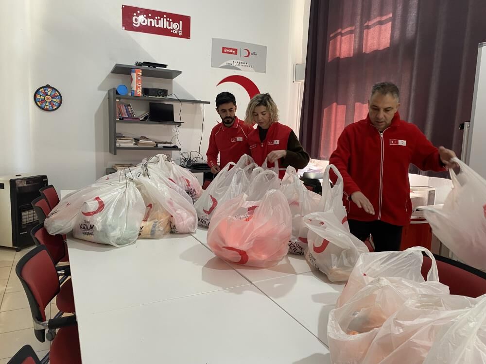 Alaşehir Kızılay’dan Çocuklara Bayram Sürprizi