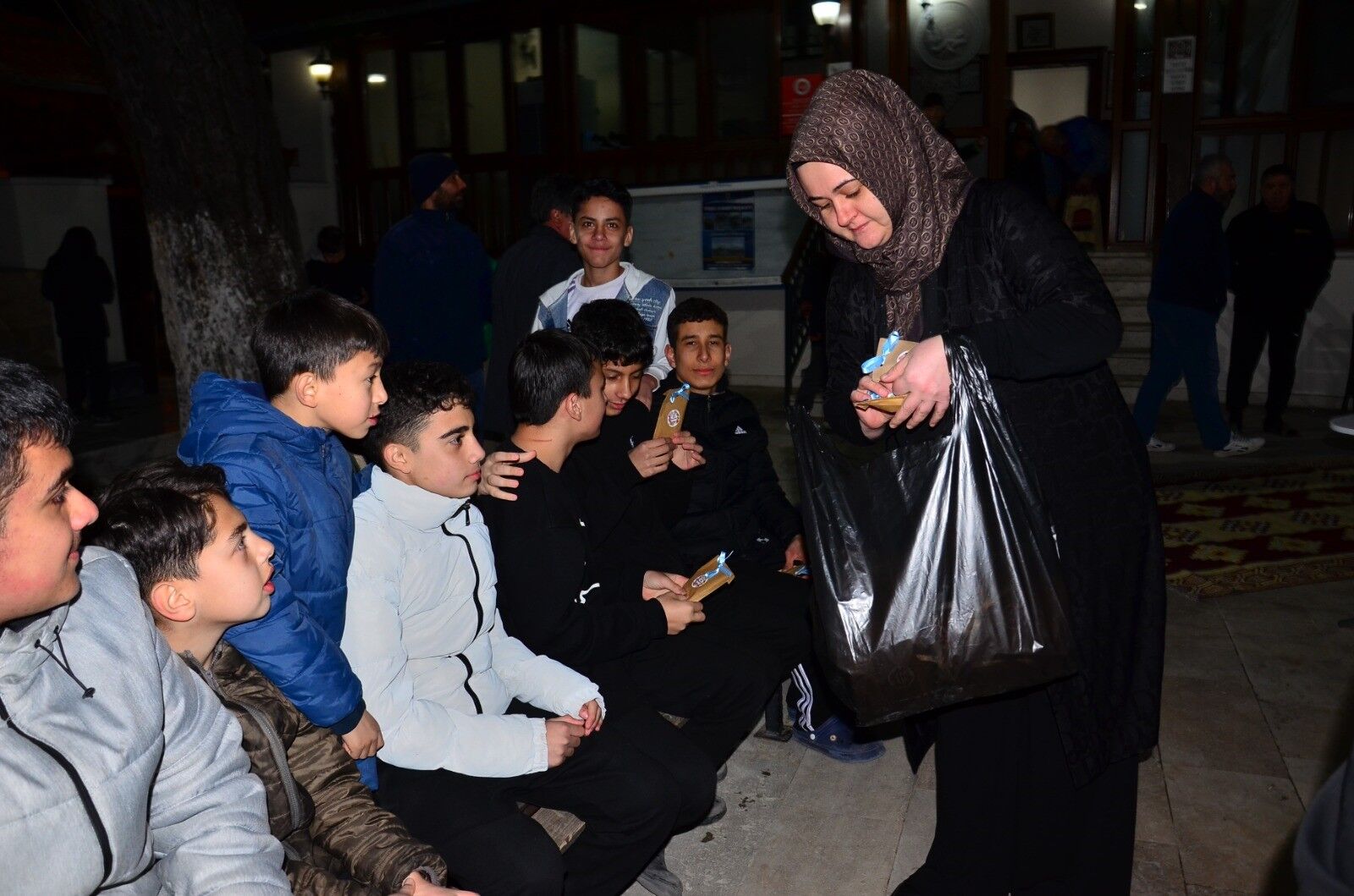 Manisa'da her gün 500 kişiye iftar verildi, Kadir Gecesi'nde 2 bin kişiye salep dağıtıldı-4.1