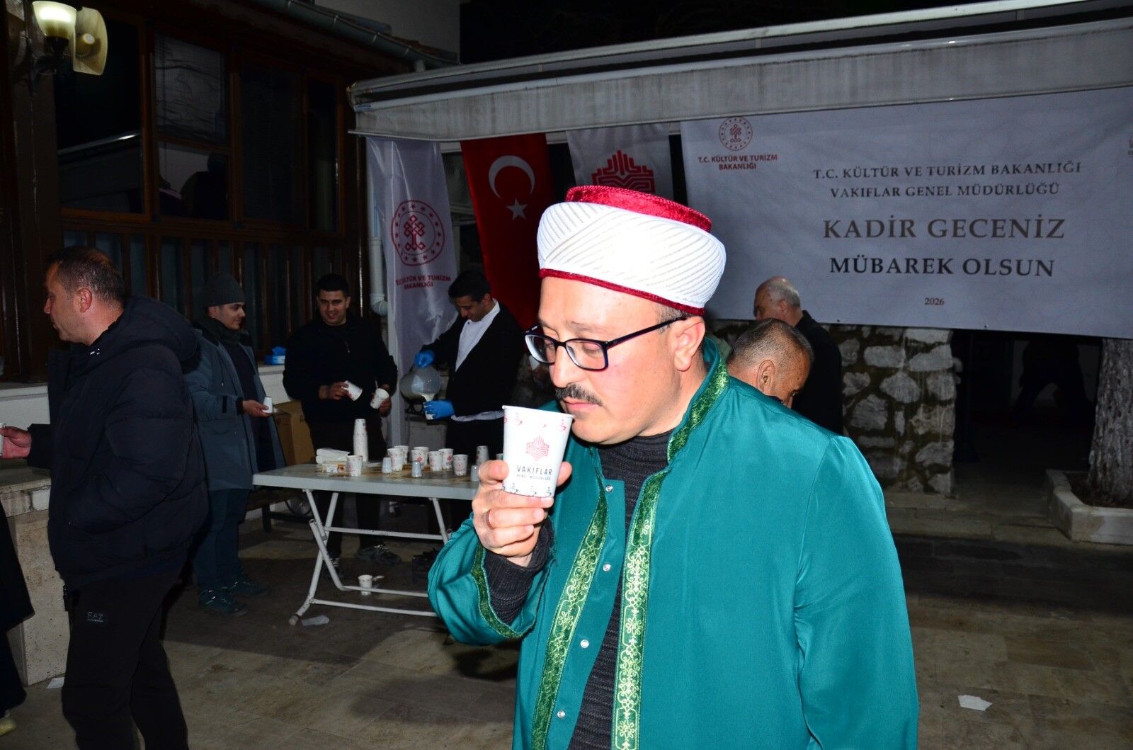 Manisa'da her gün 500 kişiye iftar verildi, Kadir Gecesi'nde 2 bin kişiye salep dağıtıldı-.1