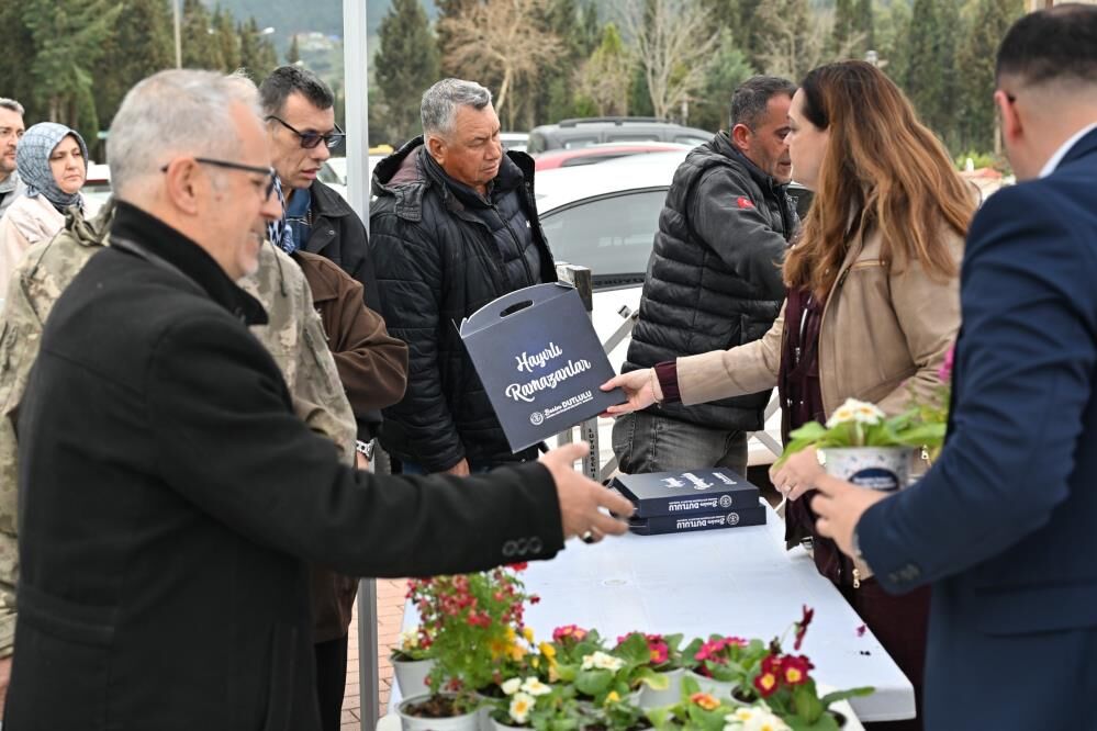 Manisa Büyükşehir'den Kabir Ziyaretlerine Anlamlı Destek-1