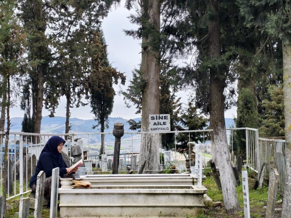 Gördes'te Arefe Günü Mezarlıklar Dolup Taştı