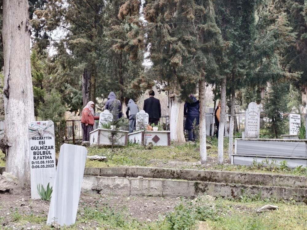 Gördes'te Arefe Günü Mezarlıklar Dolup Taştı-1