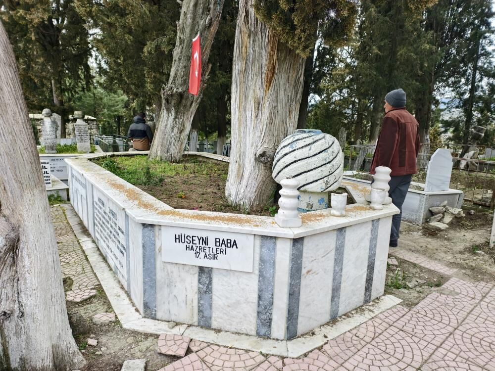 Gördes'te Arefe Günü Mezarlıklar Dolup Taştı-2