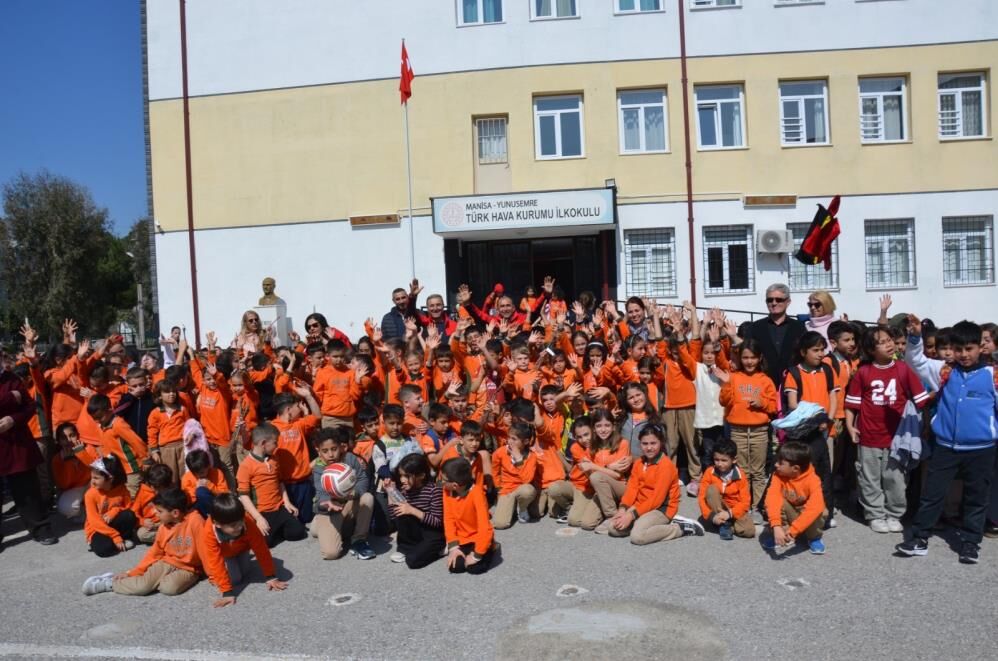 Manisa'da bir ilk: Okul bahçeleri bağ oluyor!