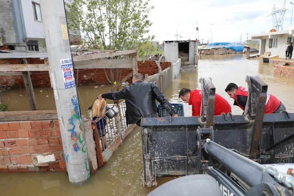 Manisa'da mahsur kalan vatandaşlara yardım eli!-1