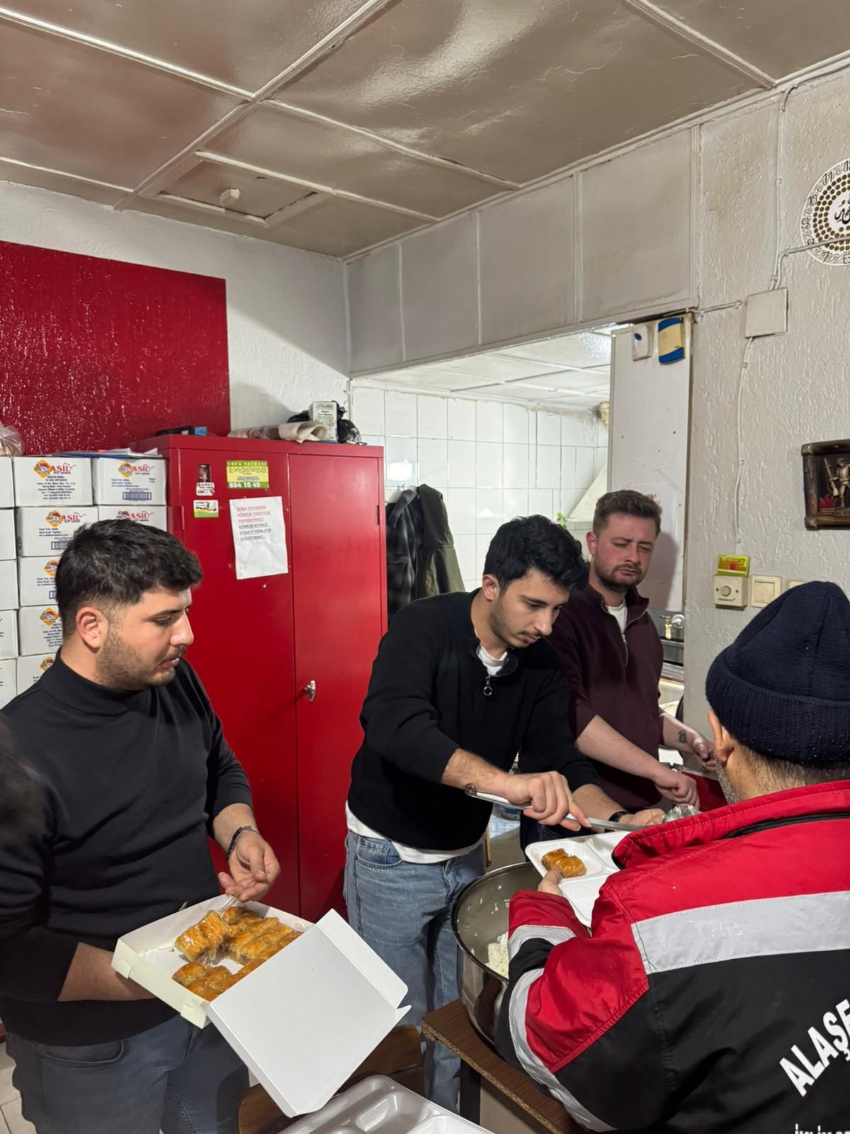 CHP'li gençler temizlik personeliyle iftarda bir araya geldi
