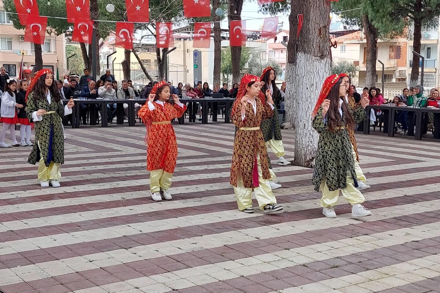Ahmetli’de Nevruz Coşkusu Baharın Gelişi Heyecanla Kutlandı (4)
