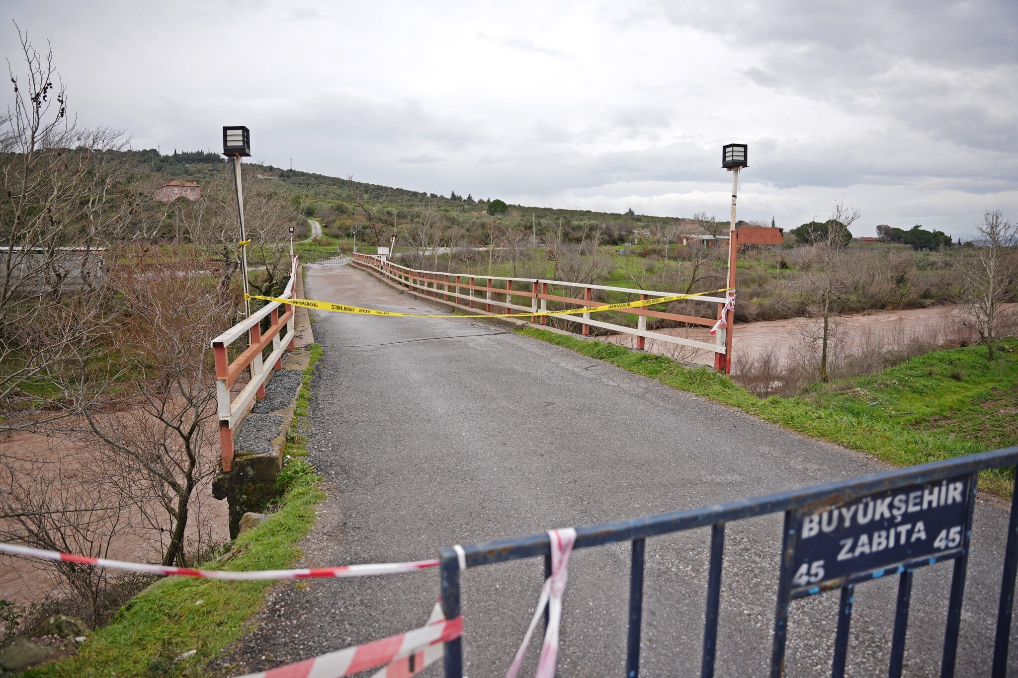 Akhisar’da Kritik Köprü Trafiğe Kapatıldı! (3)
