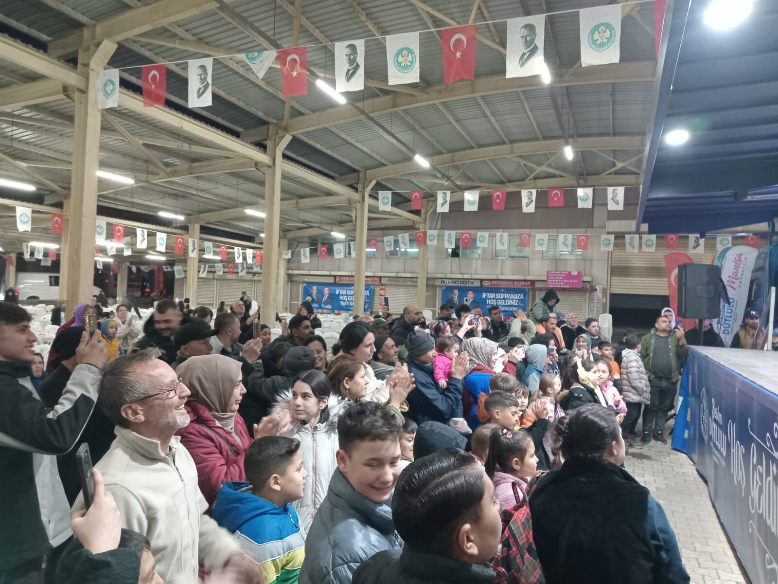 Büyükşehi̇ri̇n İftar Sofrasi Kirkağaç'ta Kuruldu (2)