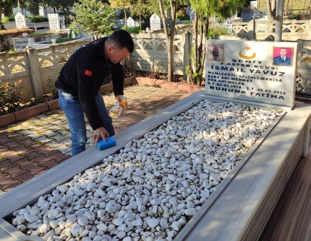 Manisa'da Mezarlıklar Bayram için Temizleniyor-1