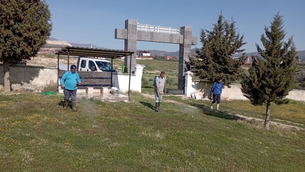 Manisa'da Mezarlıklar Bayram için Temizleniyor