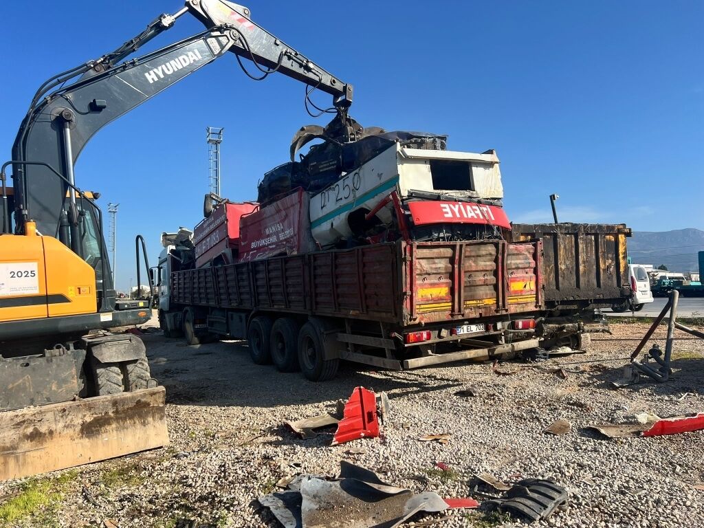 Manisa'da hurda araçların tahliye çalışmaları devam ediyor-2.1.1