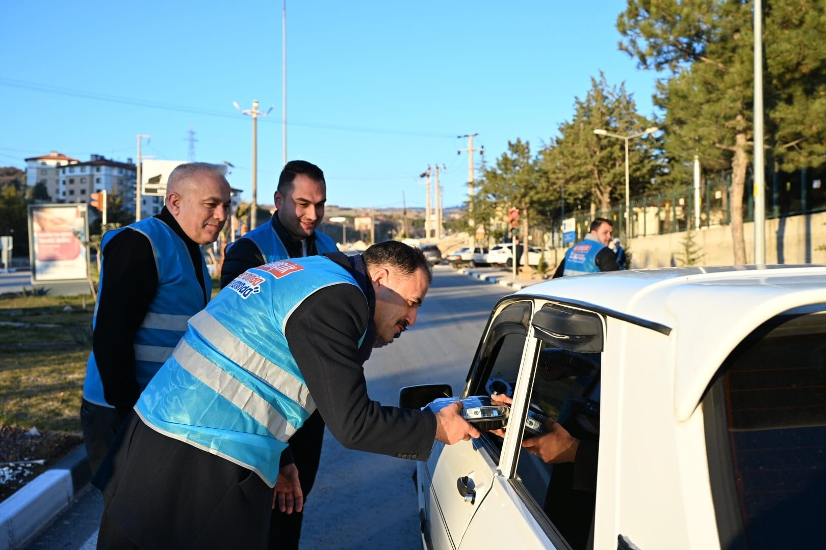 Iftar Saatine Yolda Yakalanan Sürücülere Iftariyelik Ikramı (2)