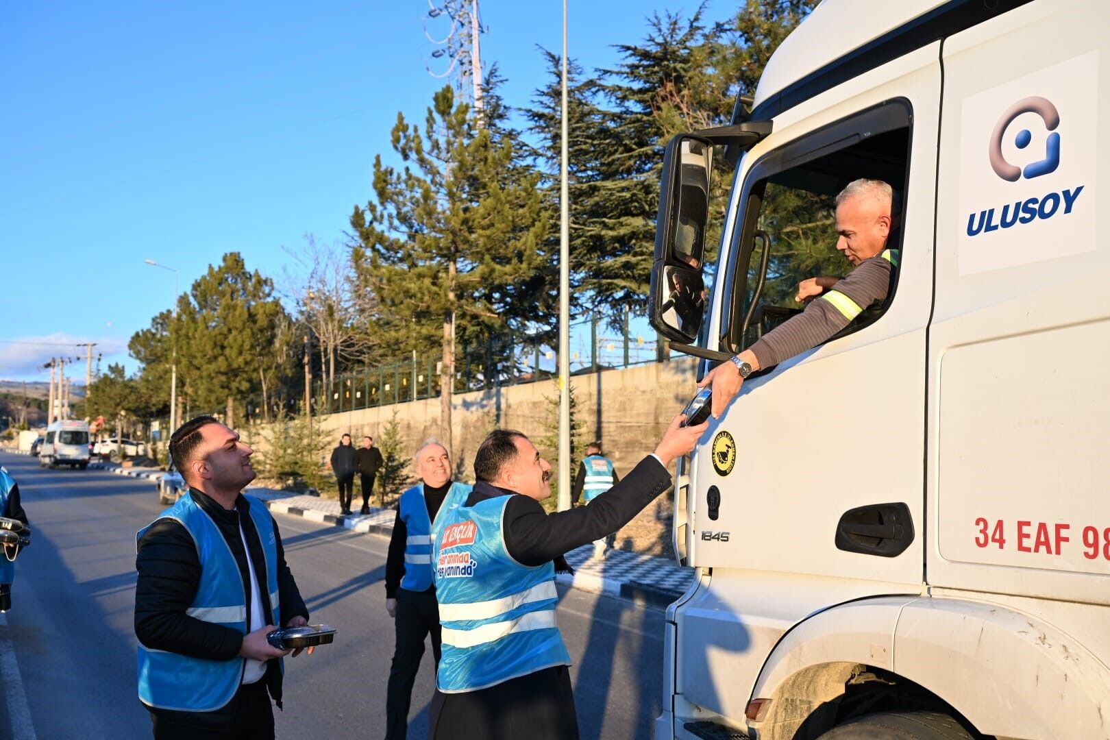 Iftar Saatine Yolda Yakalanan Sürücülere Iftariyelik Ikramı (4)