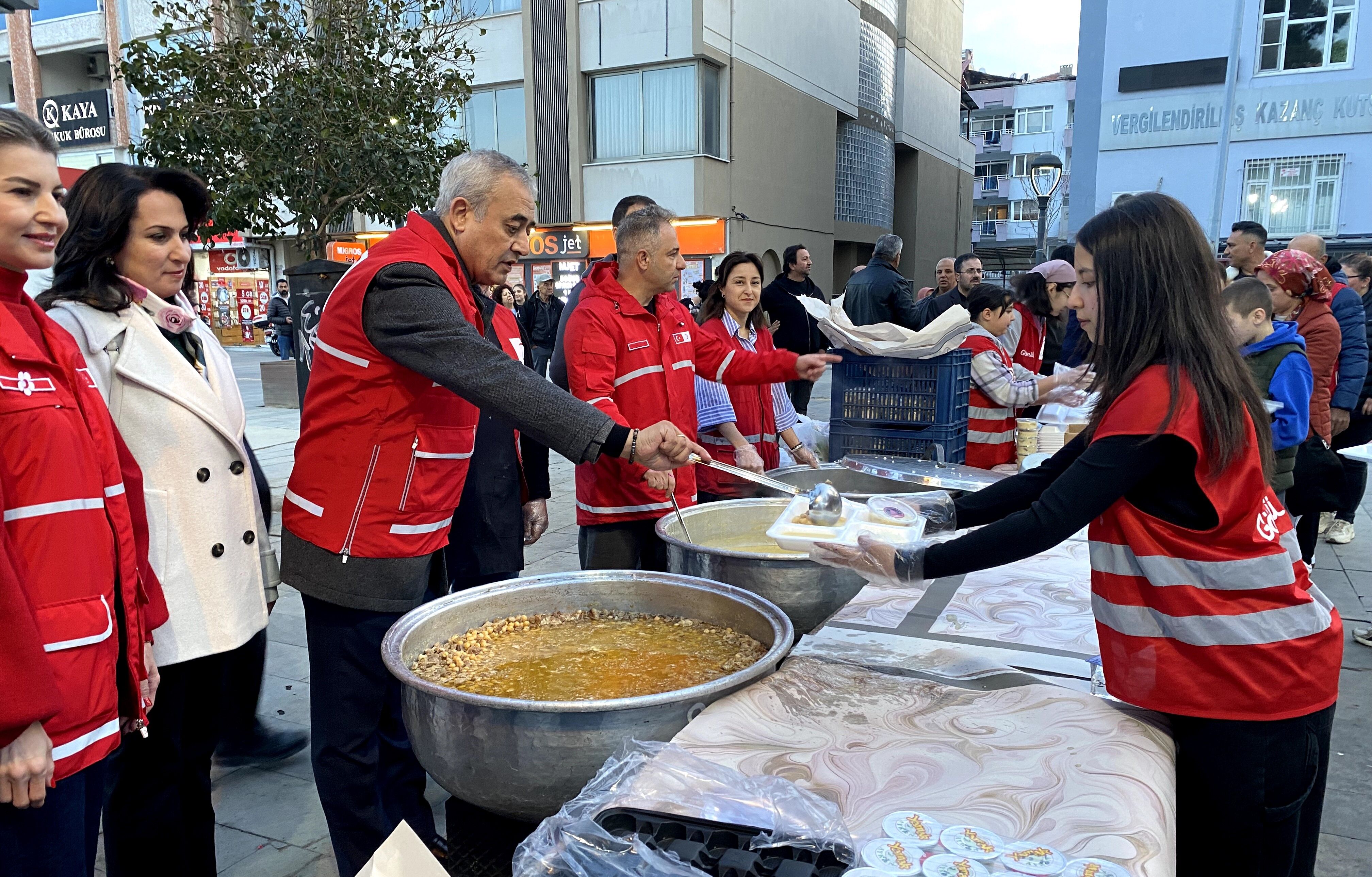 Kızılay'ın Iftar Çadırı Alaşehir'de (4)