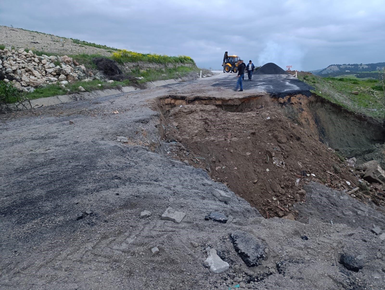 Kula Selendi Karayolu Ulaşıma Kapatıldı (1)