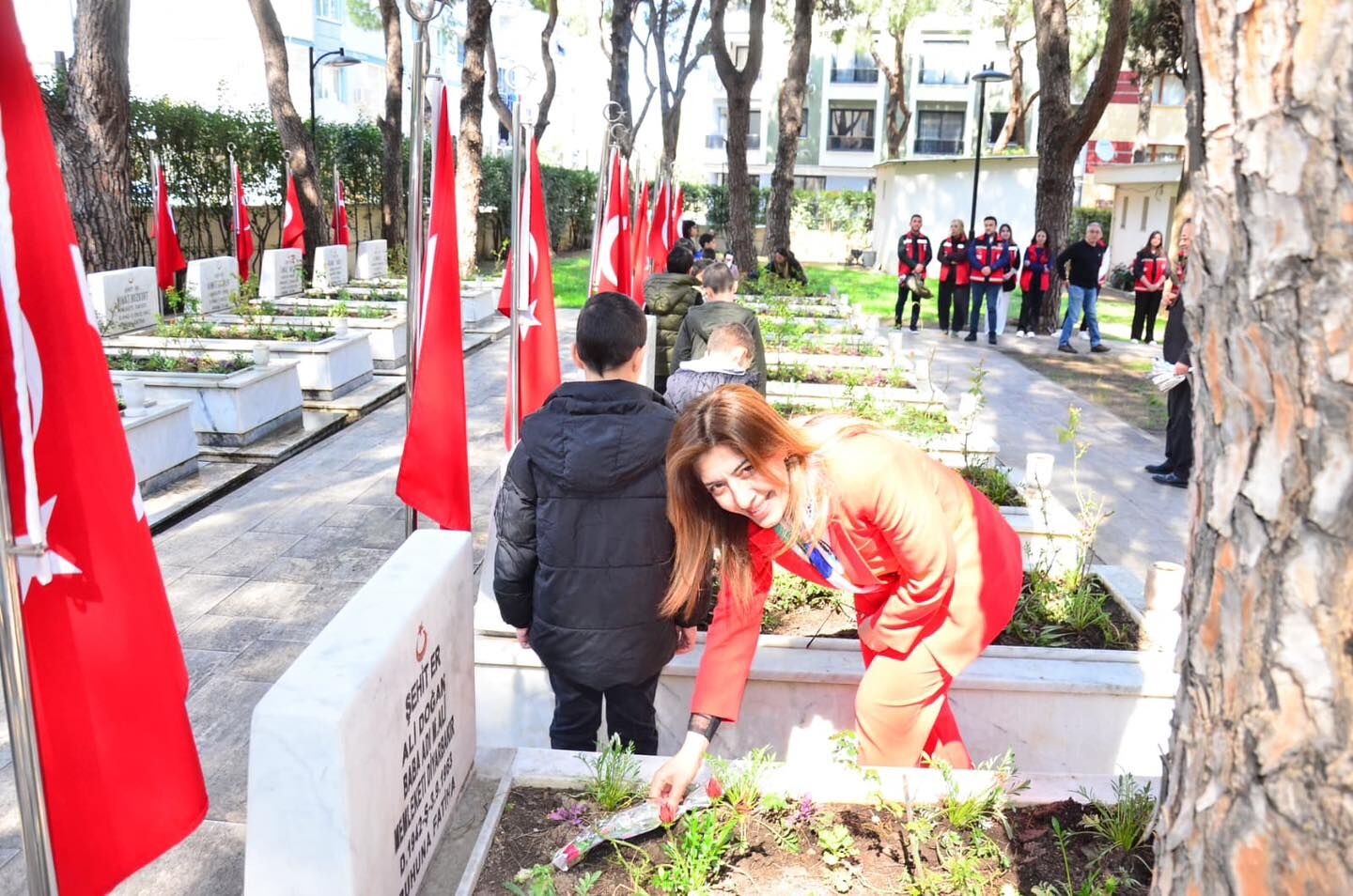 Manisa'da Çocuklar Şehitliği Ziyaret Etti (1)