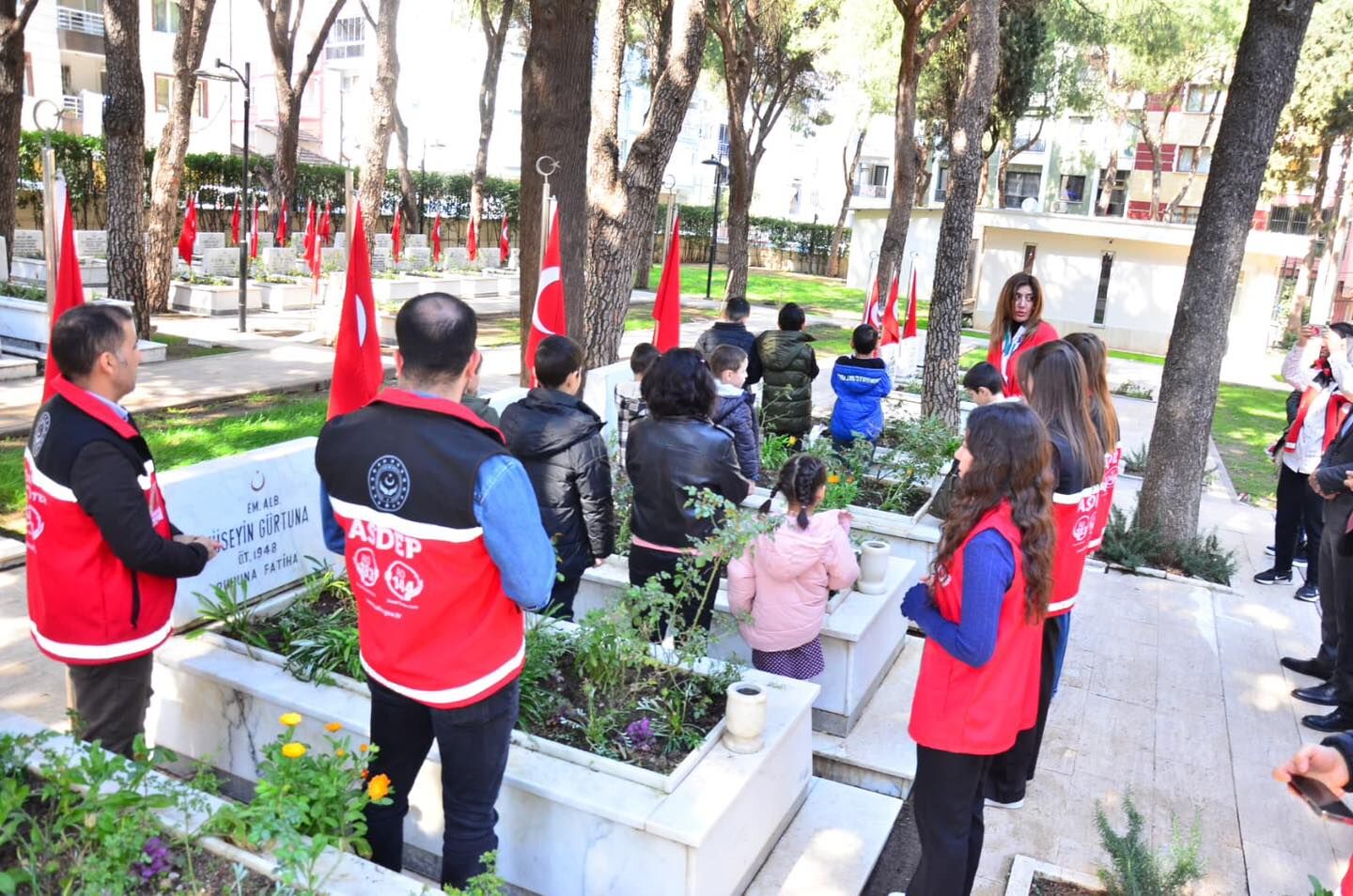 Manisa'da Çocuklar Şehitliği Ziyaret Etti (2)