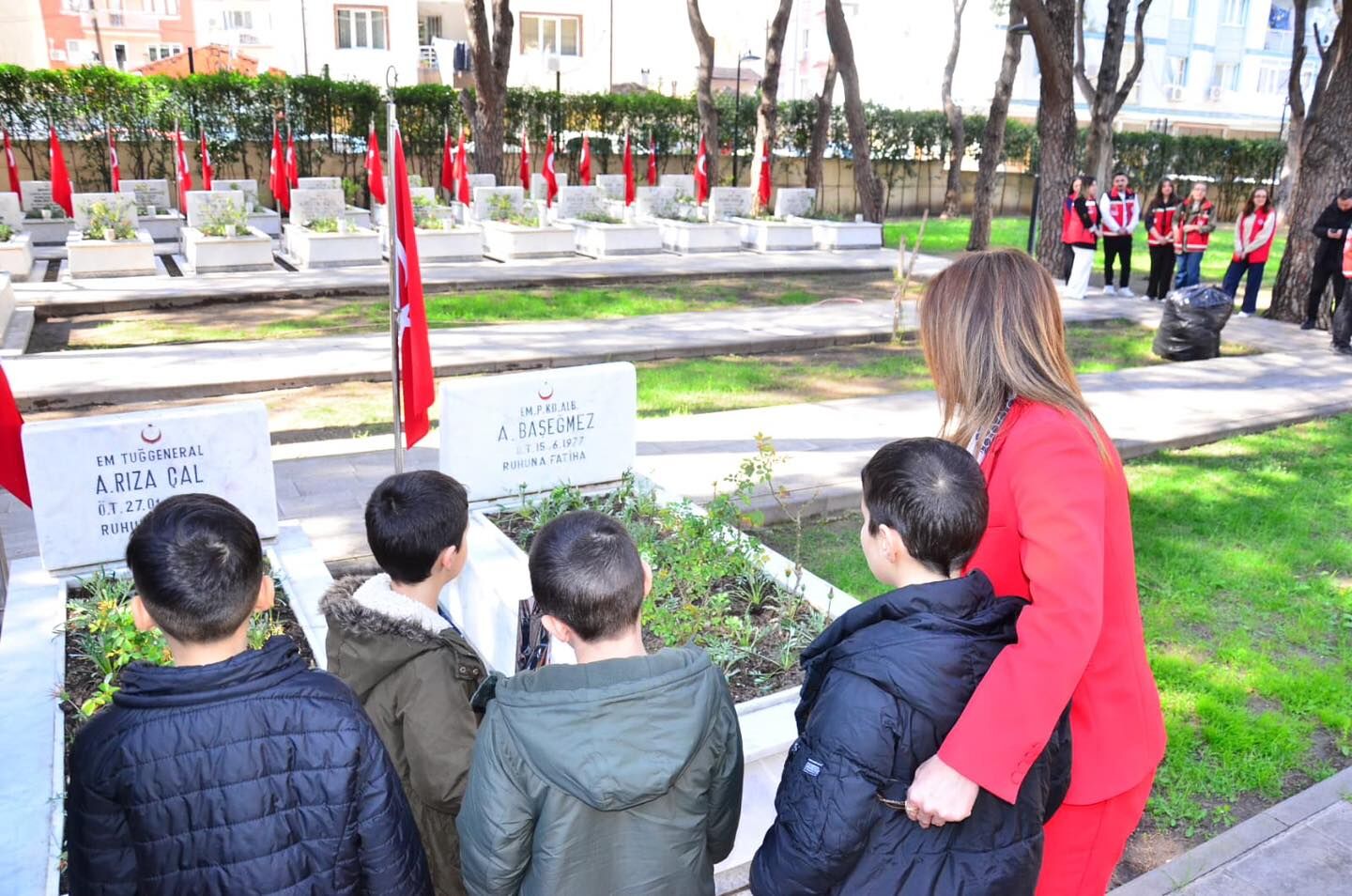 Manisa'da Çocuklar Şehitliği Ziyaret Etti (4)