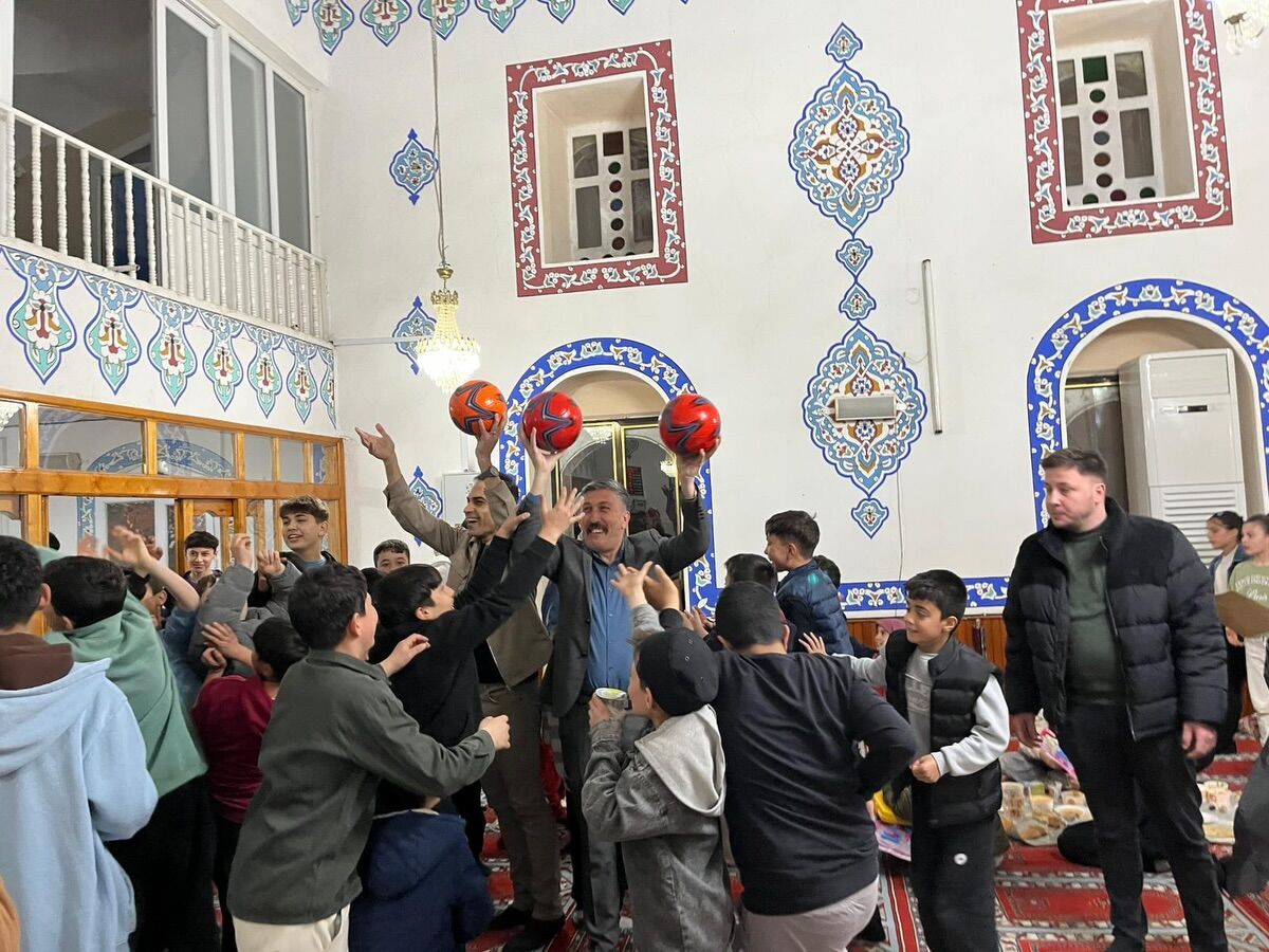 Manisa'da Geleneksel Iftar Sofrası Kuruldu (1)