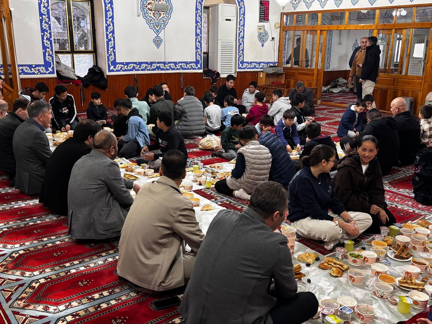 Manisa'da Geleneksel Iftar Sofrası Kuruldu (2)
