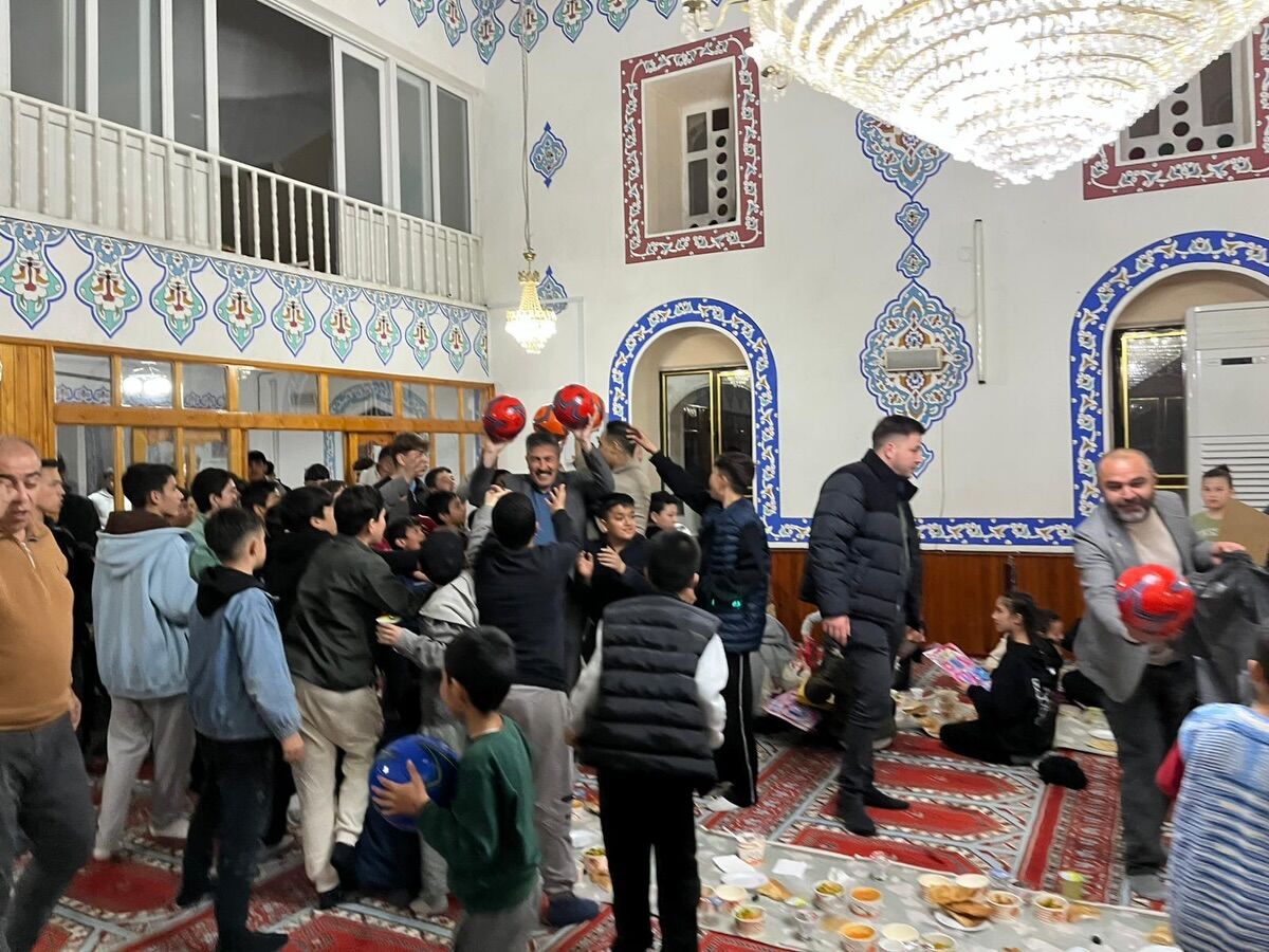 Manisa'da Geleneksel Iftar Sofrası Kuruldu (4)