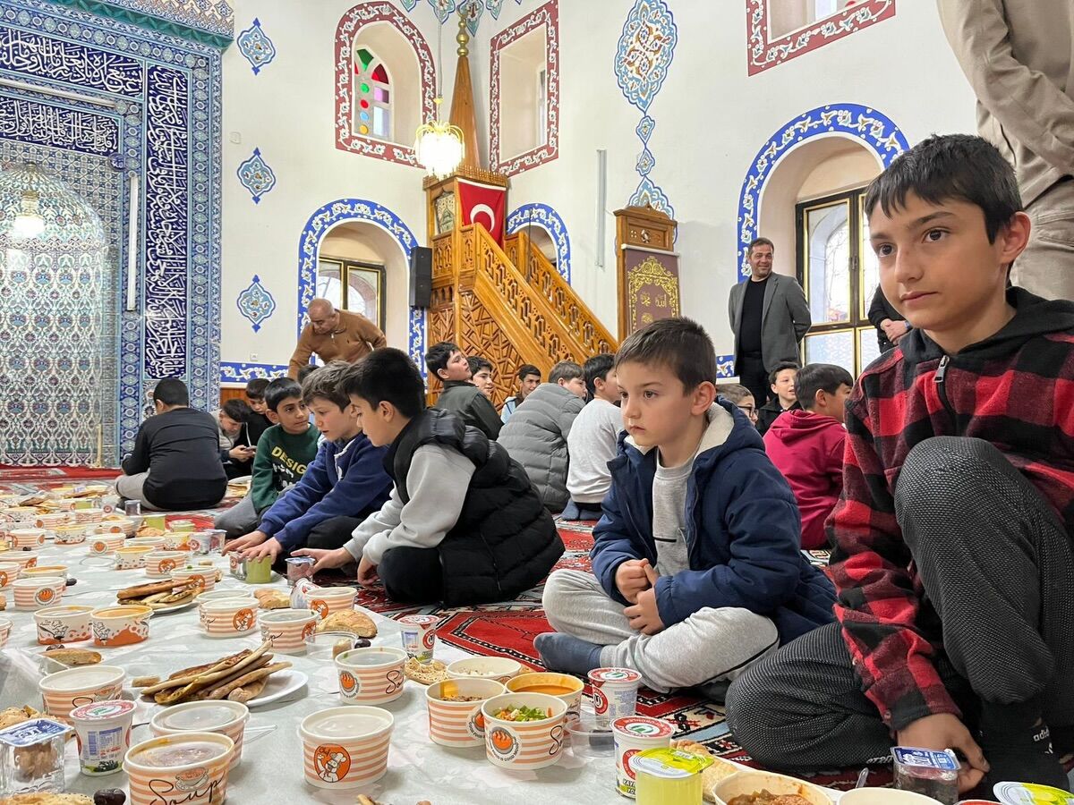 Manisa'da Geleneksel Iftar Sofrası Kuruldu (5)